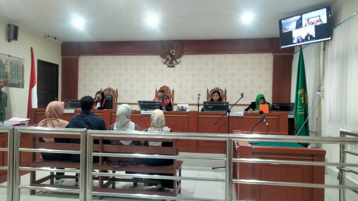 Empat jamaah umroh saat dijadikan saksi pada perkara dugaan penipuan yang dilakukan Dirut Travel Mutiara Habibi Berkah (MHB) Elin Ayu