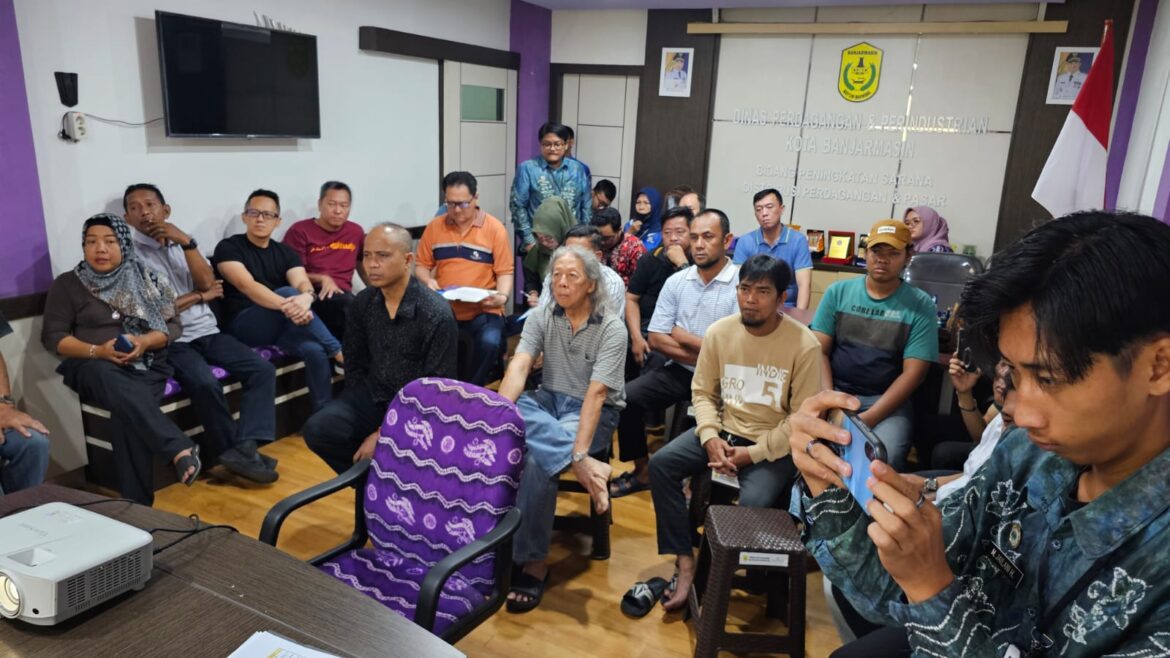 Pedagang Pasar Sudimampir dan Dinas Perdagangan Kota Banjarmasin.(Foto : ist)
