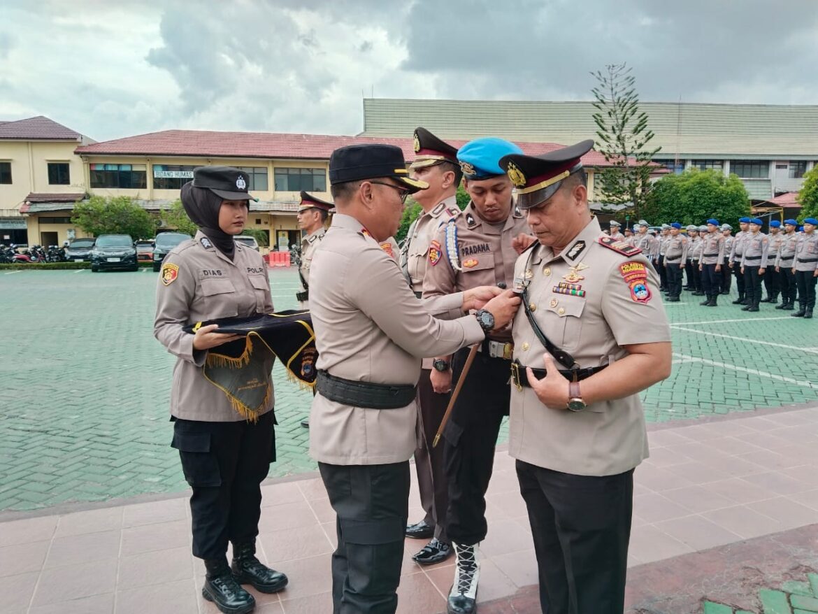 TANDA JABATAN - Kapolresta Banjarmasin Kombes Cuncun Kurniadi saat memasang tanda jabatan kepada AKP Christugus Lirens selaku Kapolsek Banjarmasin Selatan, Jumat (16/8/2024) siang. (foto:sum/brt)