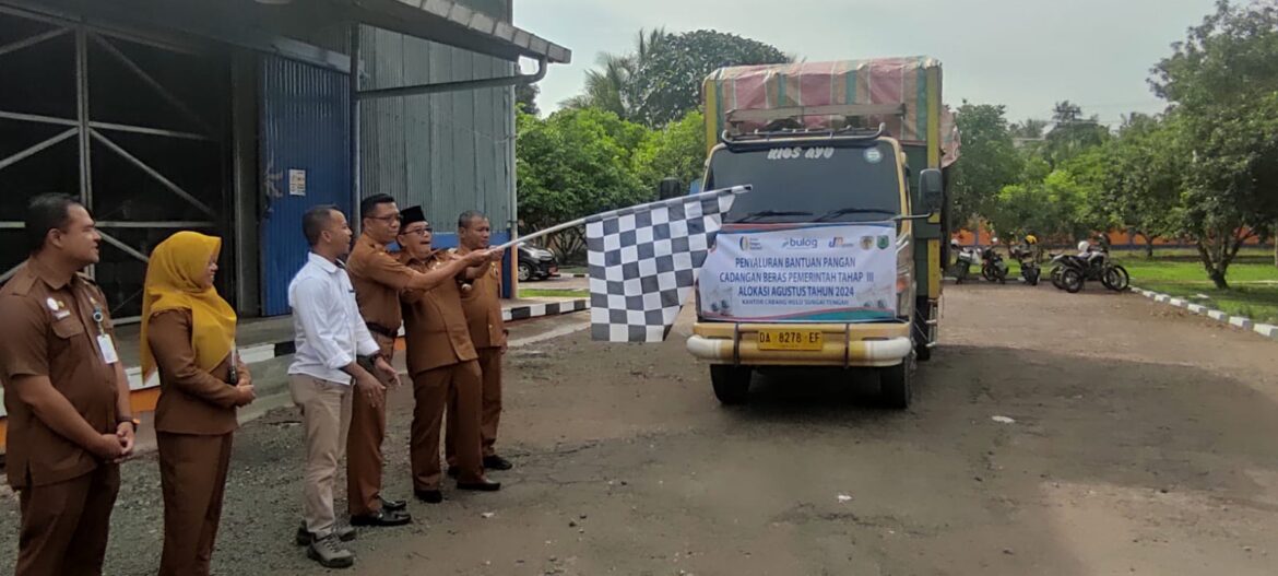 Penyerahan simbolis Beras Bantuan Pangan Tahap III di Komplek Pergudangan Andang Kecamatan Haruyan Kabupaten HST.(foto : yufanata/brt)
