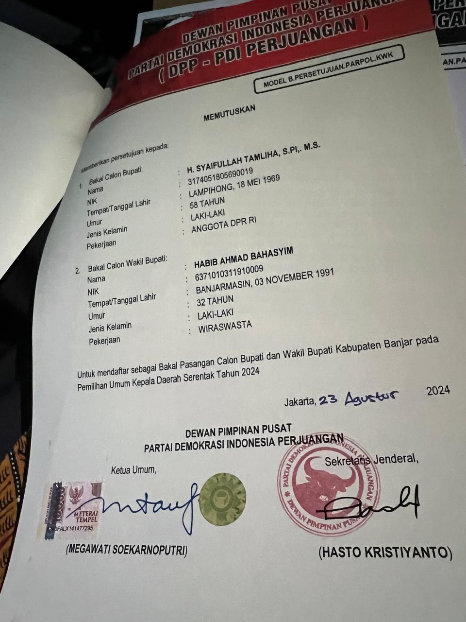 Calon Bupati Banjar H Syaifullah Tamliha perlihatkan SK DPP PDIP Nomor 1261/KPTS/DPP/VIII/2024 yang ditandatangani Ketua Umum Megawati Soekarnoputri dan Sekretaris Jenderal Hasto Kristiyanto.(foto : ist)