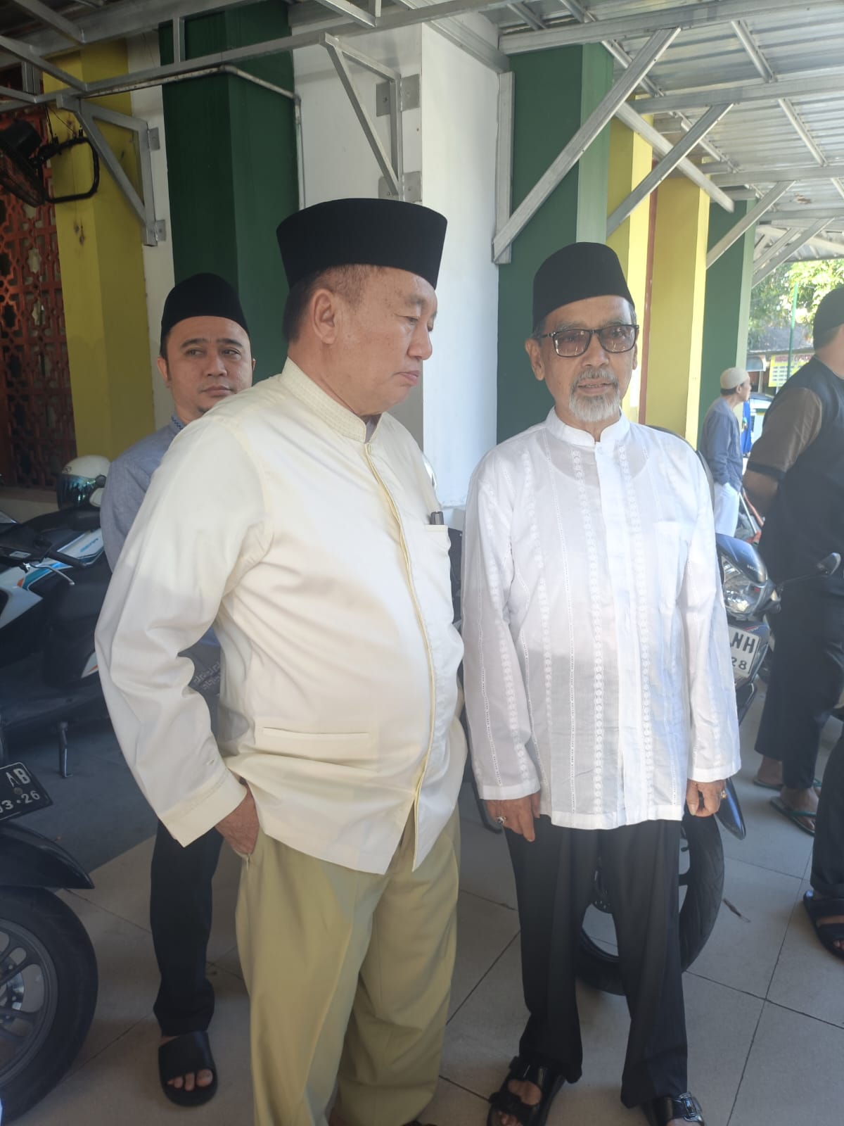 H Muhidin dan Pemimpin Umum media cetak dan online Barito Post H Guntur Prawira usai salat jenazah (foto Mercy)