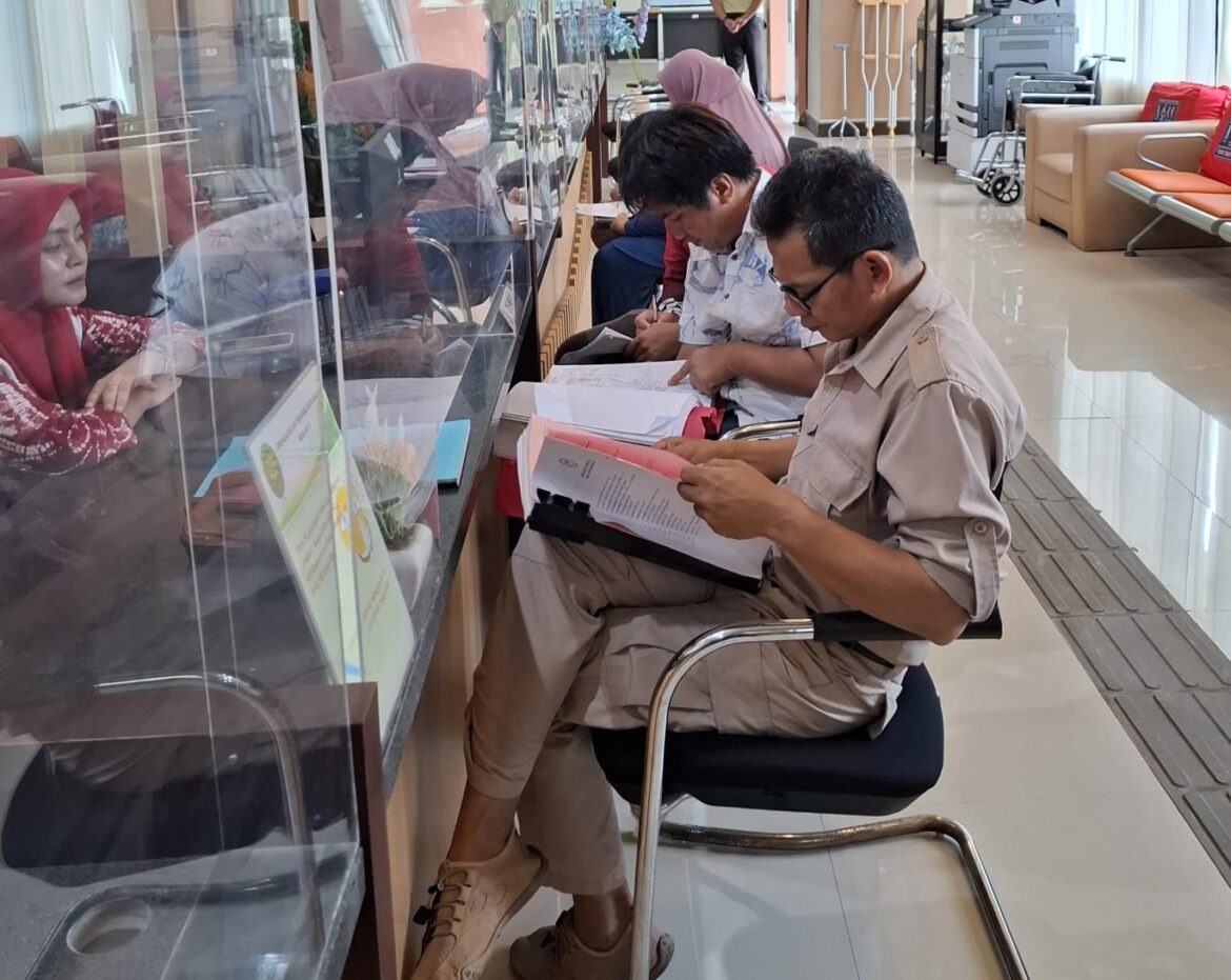 KUASA HUKUM - Perkara Noor Wahidah yang divonis bersalah oleh Pengadilan Negeri Kotabaru terkait penyerobotan lahan di Desa Sebelimbingan Kecamatan Pulau Laut Utara, kini dibela Tim Hukum Pengacara Badrul Ain Sanusi Al-Afif, S.H., M.H. & Rekan, Senin (5/8/2024). (foto:ist)
