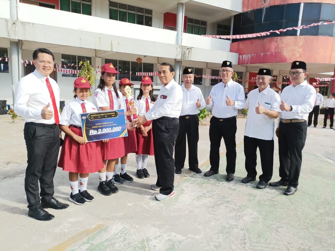 Penyerahan uang pembinaan kepada atlet pelajar berprestasi siswa Sekolah Widya Dharma (Mahua) Banjarmasin, Sabtu (17/8) pagi di Banjarmasin. (foto: Tolah/brt)