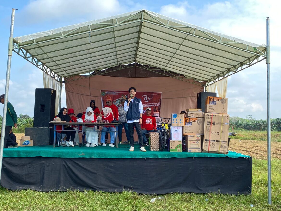 SOSIALISASI BPJAMSOSTEK - Account Representative Khusus Glen Fabrizio Saputra ysaat memberikan penjelasan manfaat dan persyaratan kepesertaan program BPU di sela-sela Event Jalan Santai yang diadakan oleh Desa Nunggal Jaya Kecamatan Karang Bintang Kabupaten Tanbu, Senin (20/8/2024) pagi. (foto : ist)