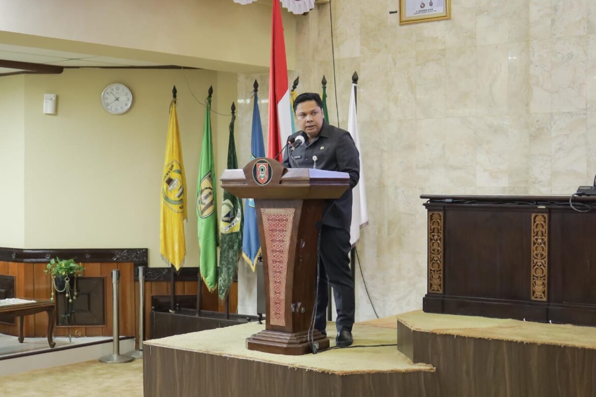 Sekda Provinsi Kalsel Ir Roy Rizali Anwar, ST, MT menyampaikan penjelasan Gubernur Kalsel H Sahbirin Noor terhadap Raperda tentang Perubahan APBD Tahun Anggaran 2024.(foto : humasdprdkalsel)