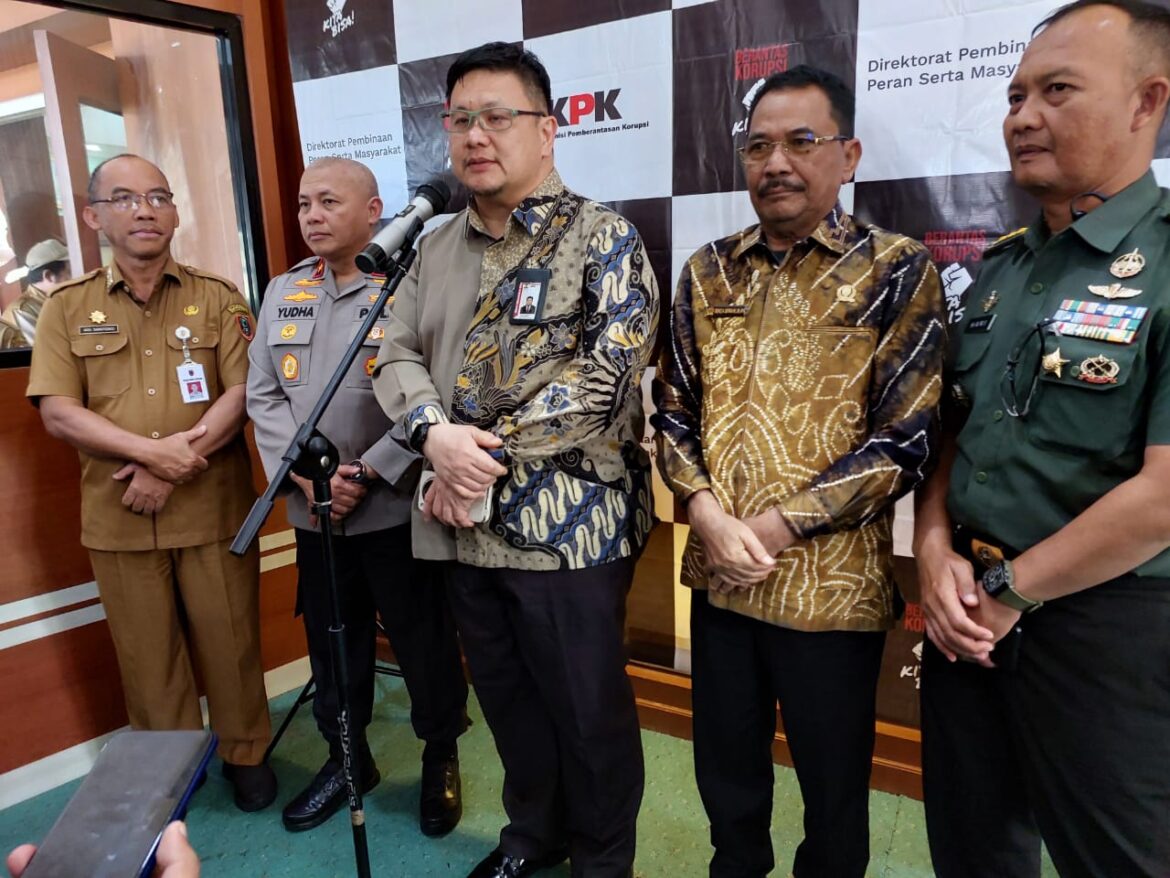 Plh Direktur Pembinaan Peran Serta Masyarakat KPK RI, Fries Mount Wongso dalam konferensi pers usai pembukaan "Solusi Program Pembentukan Percontohan Kabupaten dan Kota Antikorupsi" di Gedung Idham Chalid, Senin (26/08/2024).(foto:tya/brt).