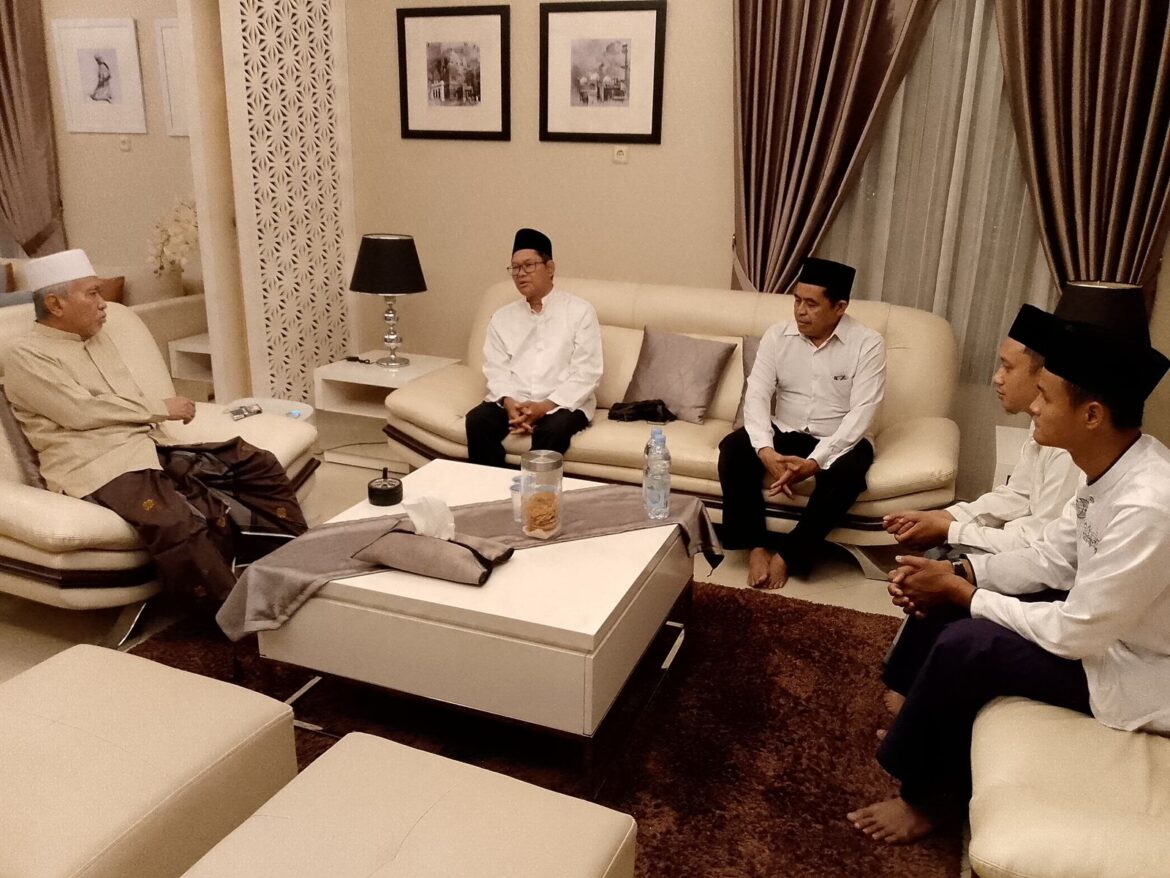 Pertemuan hangat antara Rektor Unukase Dr Abrani Sulaiman dengan KH Wildan atau Guru Wildan.