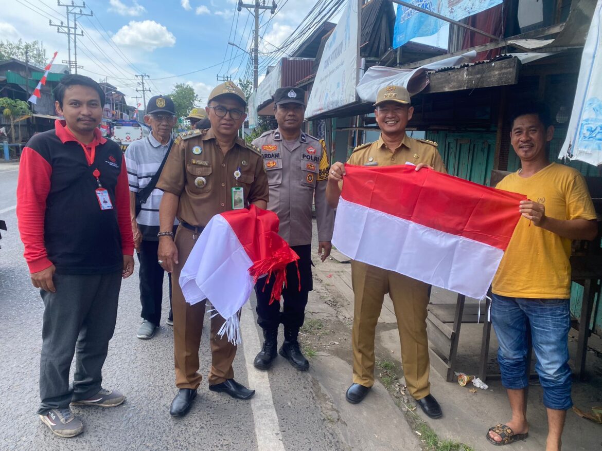 Pembagian bendera merah putih di lingkungan warga Pelambuan, Banjarmasin Barat, Senin (5/8/2024).
