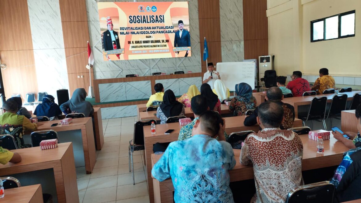 Anggota Komisi II DPRD Provinsi Kalsel Dr H Karlie Hanafi Kalianda, SH, MH saat memaparkan materi Sosialisasi Revitalisasi dan Aktualisasi Nilai-nilai Ideologi Pancasila dengan tema P4 di Dinas Pendidikan Kabupaten Batola.(foto : ist)