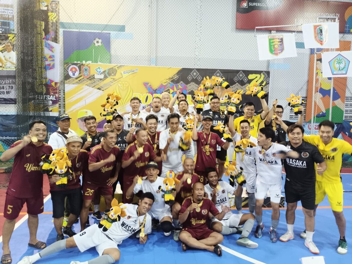 Tim futsal U-27+ dan U-41 PWI Kalsel yang berhasil meraih medali emas Porwanas XIV, Sabtu (24/8) sore di Lapangan Borneo Futsal Banjarmasin. (foto: Tolah/brt)