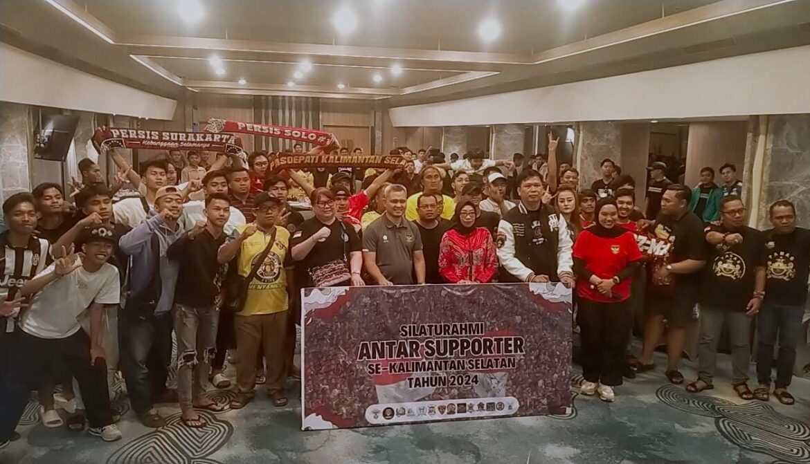 Ratusan suporter antar club bola saat foto bersama usai silaturrahmi.