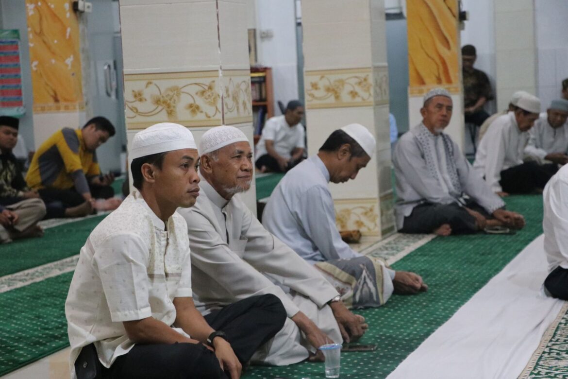 Jamaah Masjid Ami Abdullah mendengarkan tausiah.