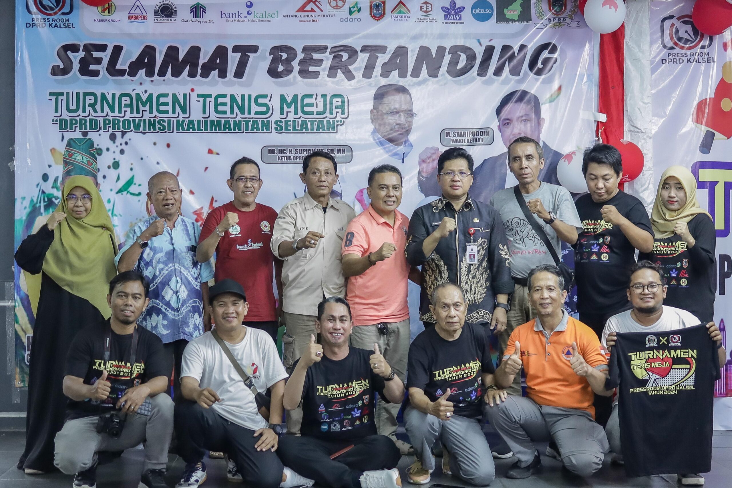 Sekretaris DPRD Provinsi Kalsel Muhammad Jaini, SE, MAP didampingi Pembina PTMSI Provinsi Kalsel Muhaimin dan anggota DPRD Provinsi Kalsel Burhanuddin foto bersama anggota Pressroom DPRD Provinsi Kalsel.(foto : ist)