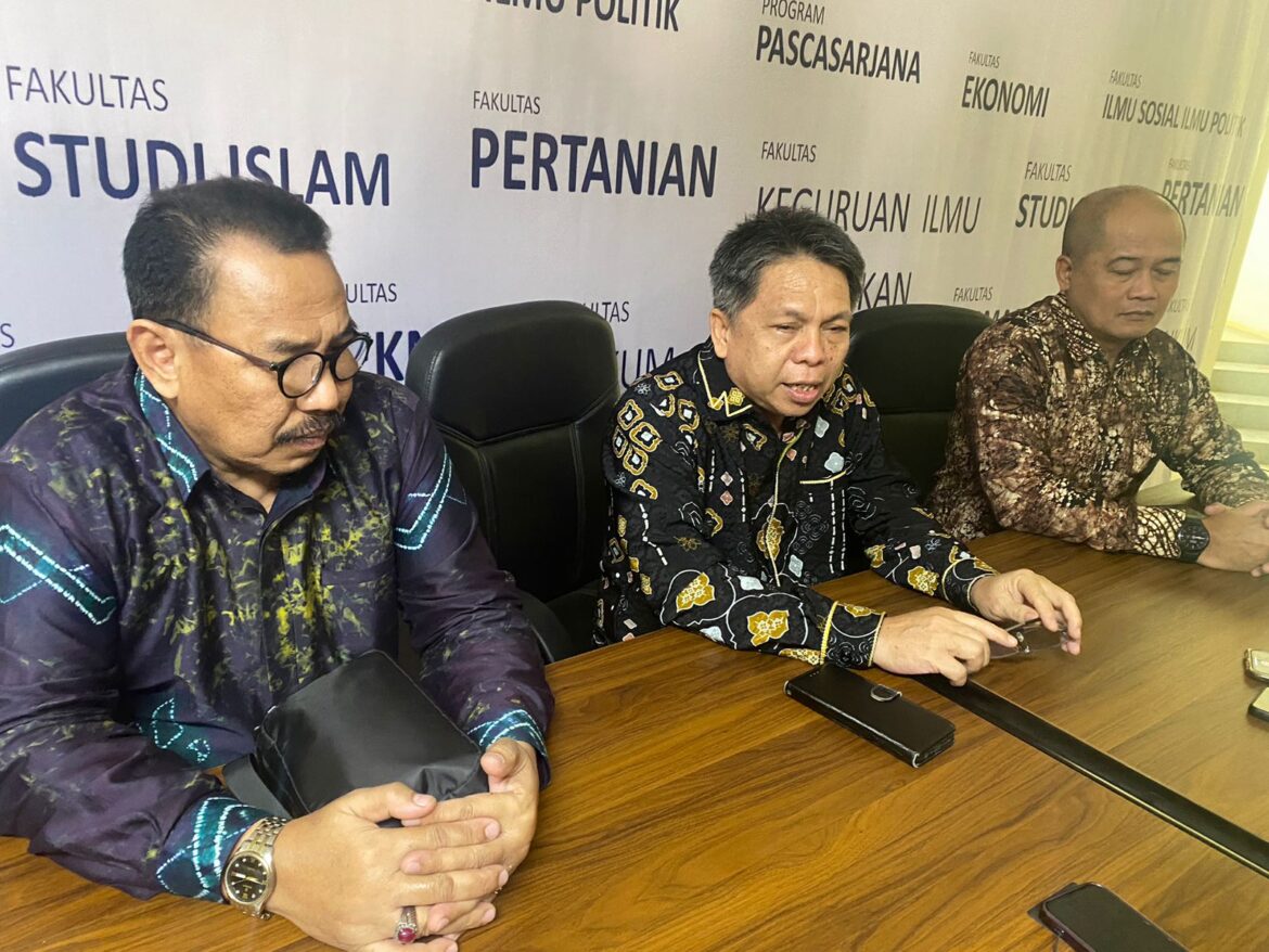 Rektor Uniska Prof.Abdul Malik (tengah) bersama jajarannya