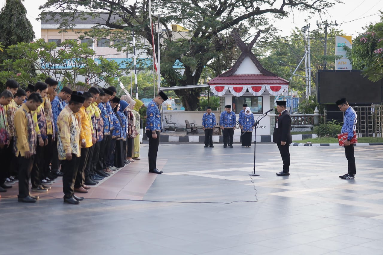 Sekretaris DPRD Provinsi Kalsel, Muhammad Jaini, SE, MAP memimpin mengheningkan cipta mengenang para pahlawan kusuma bangsa.((foto : humasdprdkalsel)
