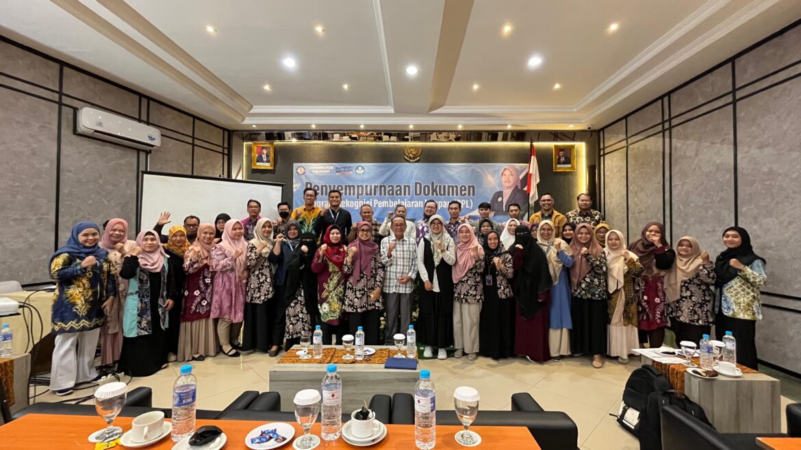 Pimpinan Universitas PGRI Kalimantan berfoto bersama narasumber dan peserta Workshop Asesor Program RPL untuk Perguruan Tinggi Tahun 2024 di Hotel Rodhita Banjarmasin, Kamis (08/08/2024). (Foto: ist).