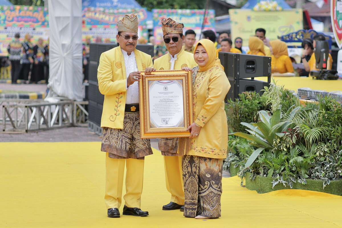 Ketua TP PKK Provinsi Kalsel yang juga Kepala Dinas Kesehatan Hj Raudatul Jannah, S.KM, M.Kes atau Acil Odah juga menerima penghargaan dari wakil rakyat Rumah Banjar yang diserahkan oleh Ketua DPRD Provinsi Kalsel Dr (HC) H Supian HK, SH, MH.(foto : humasdprdkalsel)