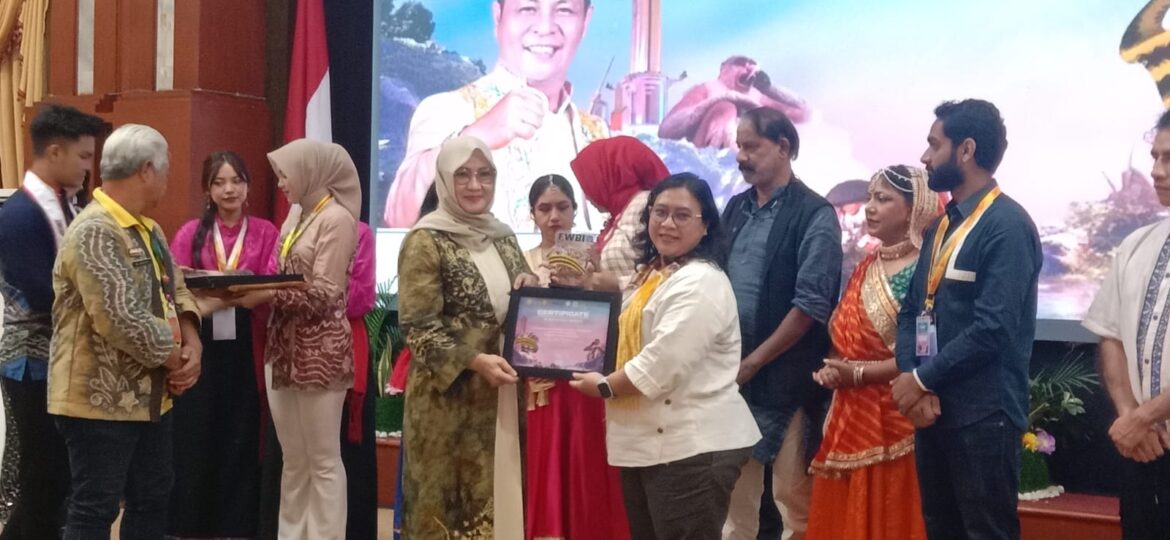 Pemberian cenderamata kepada delegasi Festival Wisata Budaya Internasional (FWBI) Kalimantan Selatan (Kalsel) tahun 2024 di Mahligai Pancasila Banjarmasin, Kamis (15/08/2024), dalam acara welcome dinner. (foto ist/brt)
