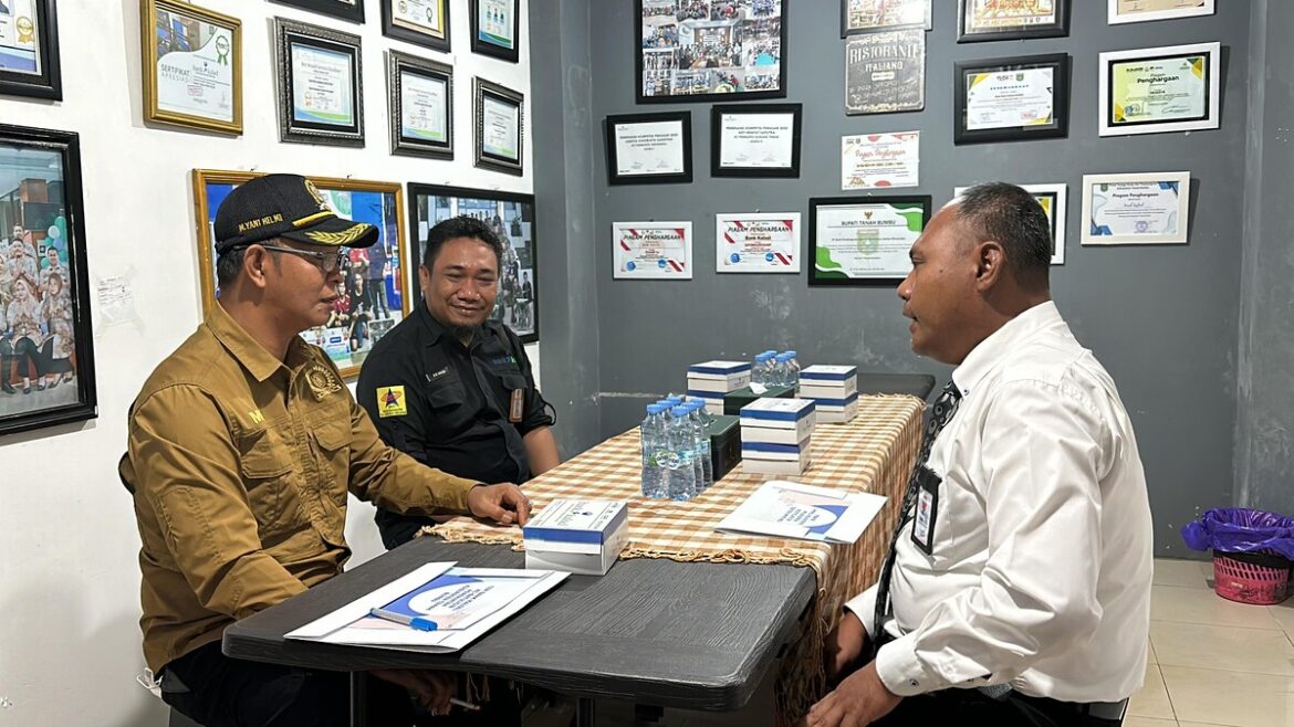 Wakil Ketua Komisi II DPRD Provinsi Kalsel Muhammad Yani Helmi monitoring penggunaan dana CSR Bank Kalsel Batulicin.(foto : ist)