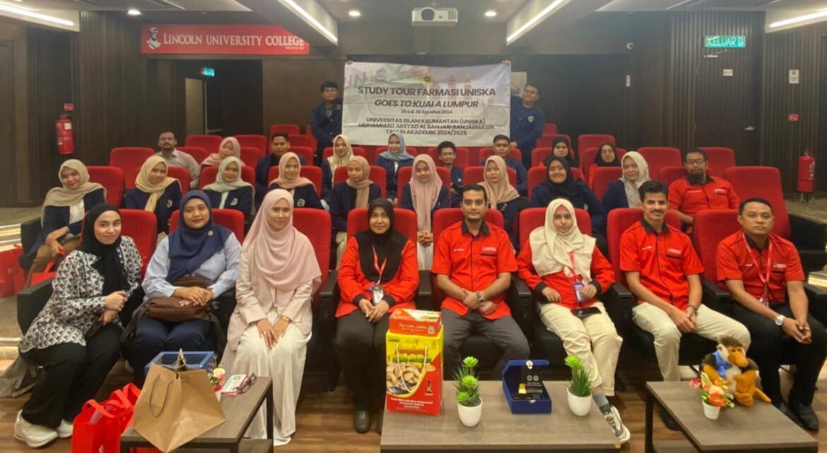 Mahasiswa Fakultas Farmasi Universitas Islam Kalimantan (Uniska) Muhammad Arsyad Al Banjari (MAAB) di Lincoln University Kuala Lumpur Malaysia