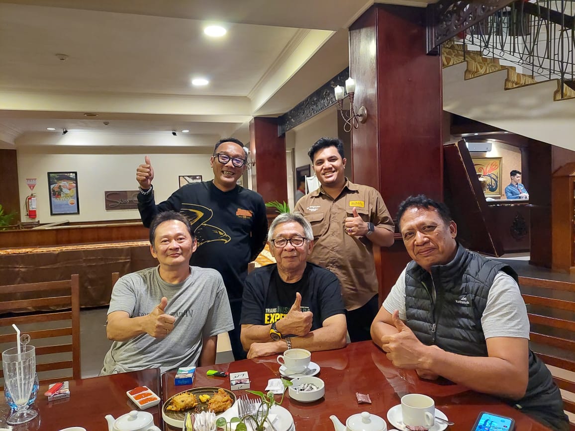 OFFROADER-Senior Indonesia dan juga founder IOF, Harry Sanusi (duduk tengah), saat touchdown di Swissbelhotel Borneo Banjarmasin bersama Ketum IMI Kalsel Ir H Edy Sudarmadi (duduk paling kanan). (Ist)