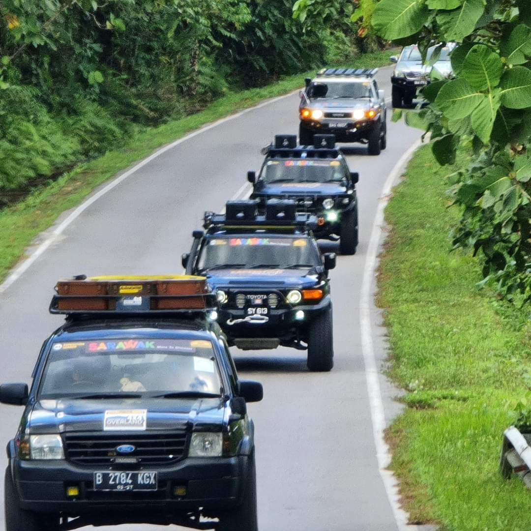 MOBIL-4x4 peserta Trans Nusantara Expedition 2024 saat melintas di kawasan hutan di Kalimantan.(Ist)