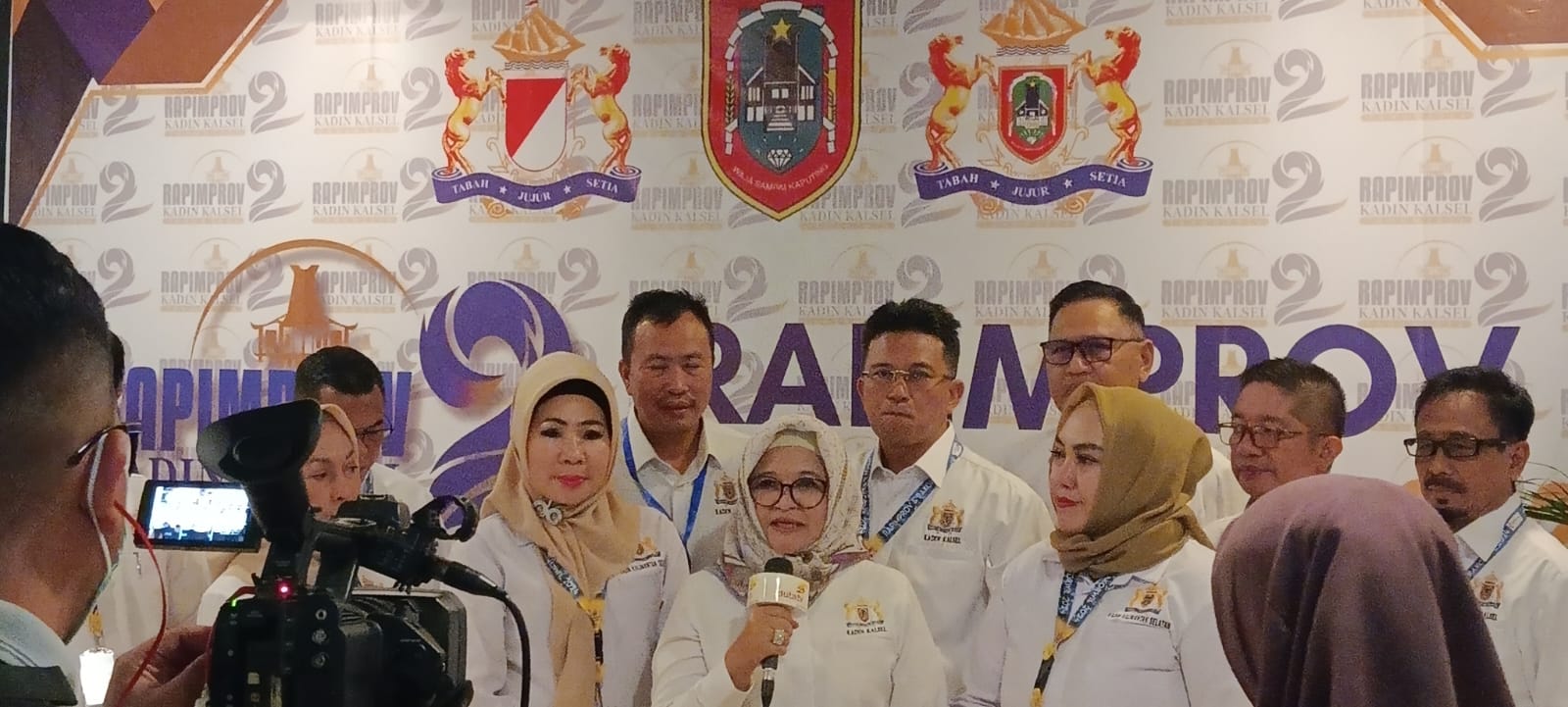 Hj Shinta Laksmi Dewi Ketua Umum Kadin Kalsel Memberikan Penjelasan Terkait Rapimprov II Kadin Kalsel Tahun 2024