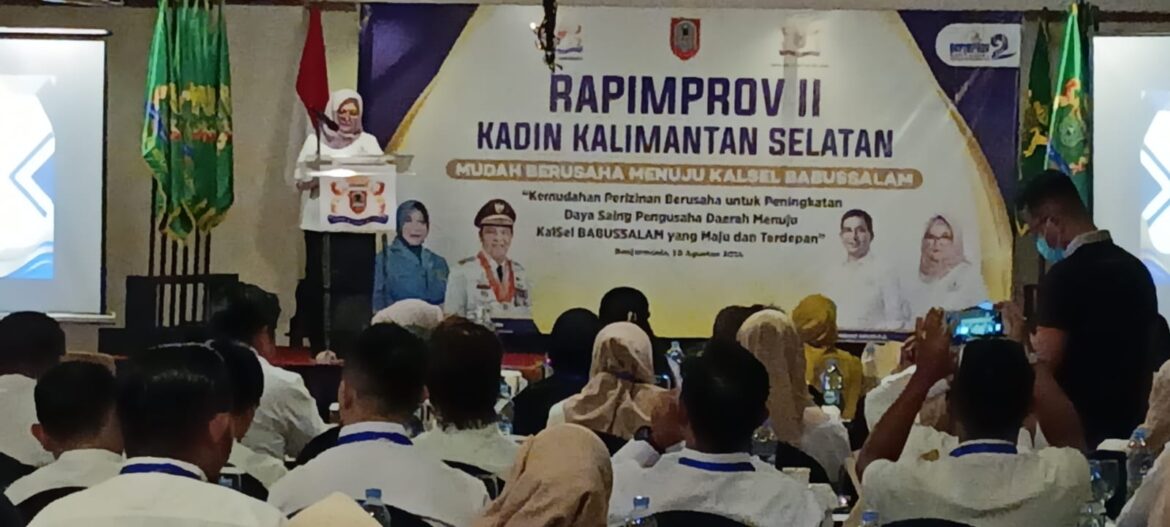 Hj Shinta Laksmi Dewi Ketua Umum Kadin Kalsel Dalam Sambutannya di Rapimprov II Kadin Kalsel 2024 bertema “Mudah Berusaha Untuk Kalsel Babussalam”. (foto:baritopost)