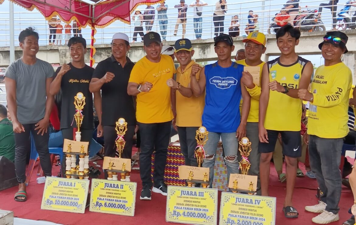 Plt Asisten II Bidang Ekonomi dan Pembangunan Setdaprov Kalsel Rusdi Hartono dan Anggota DPRD Terpilih Rusbandi Bersama Para Juara Lomba Jukung Tradisional Mantuil (foto:baritopost)