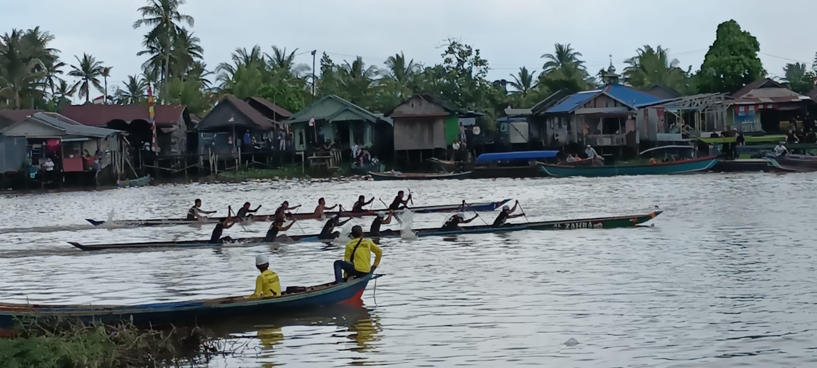 Tampak Peserta Lomba Jukung Tradisional Mantuil di Pulau Bromo