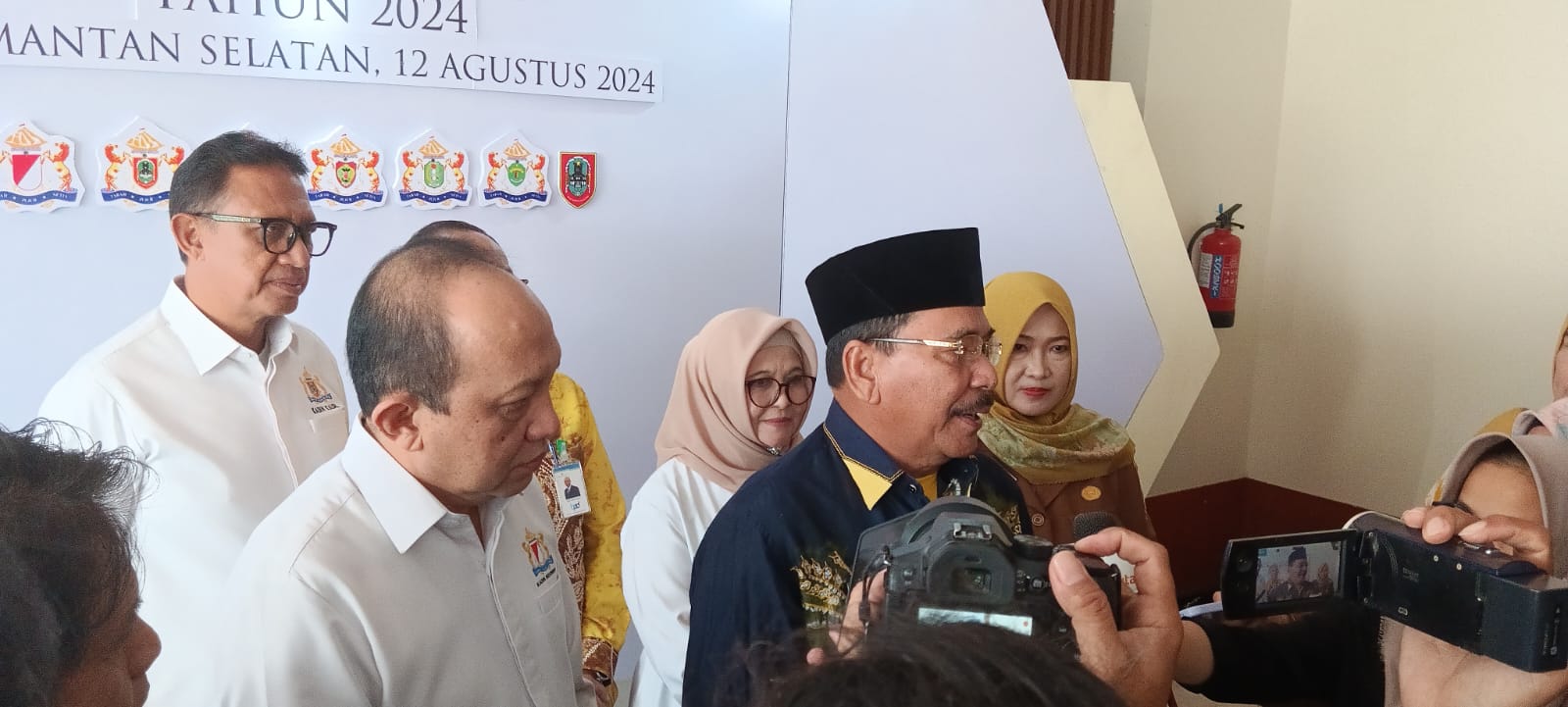 Ketua DPRD Kalsel H Supian HK didampingi Staf Ahli Bidang Kemasyarakatan dan SDM Setda Prov Kalsel, Husnul Khatimah, Ketua Kadin Kalsel Hj Shinta Laksmi Dewi, WKU Kadin Kalsel H Edy Sudarmadi, WKU Wilayah Kalimantan, Feri Rizal Hasani.