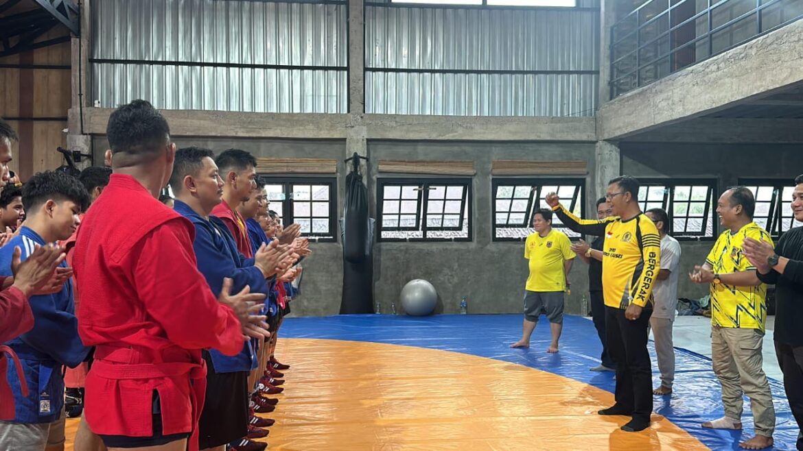 Ketua Umum Persambi Kalsel, Muhammad Yani Helmi (kuning hitam) memberi semangat kepada atlet Sambo Kalsel.(foto : ist)