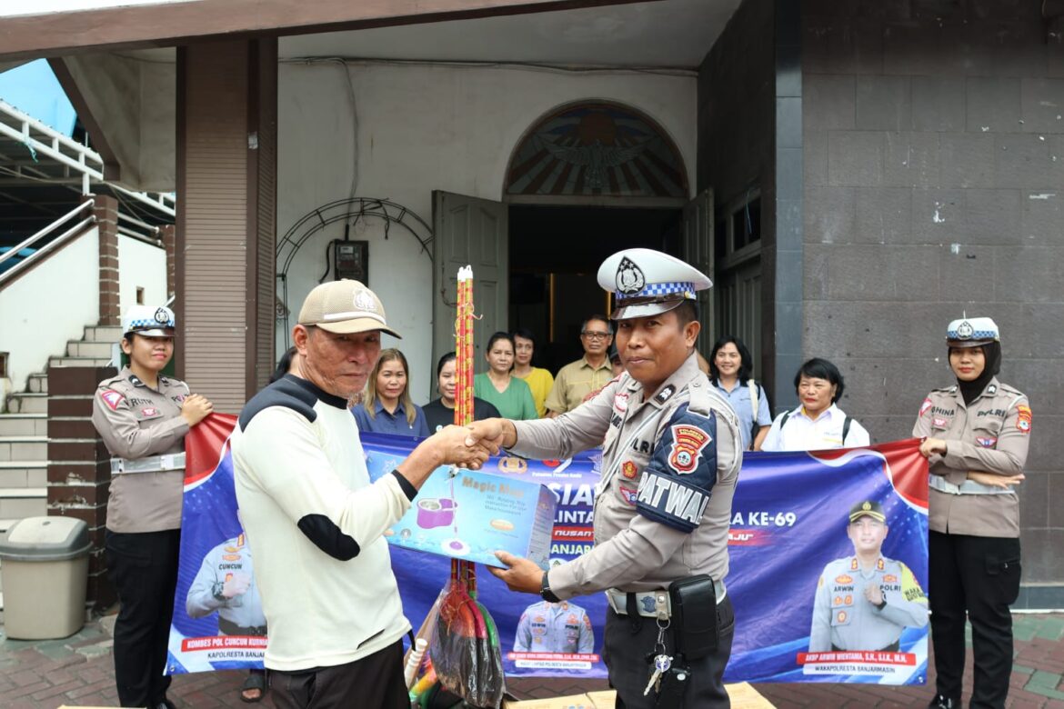 BAKSOS HARJAD - Salah satu anggota lalu lintas Polresta Banjarmasin saat memberikan bantuan air bersih di tempat ibadah, Kamis (5/9/2024). ( foto:ist)