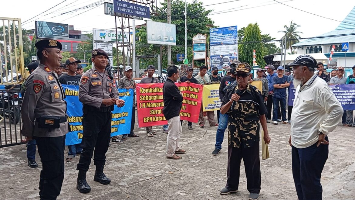 Ketua Babak Kalsel Bahrudin saat melakukan orasi didepan kantor Notaris NH di Banjarbaru.