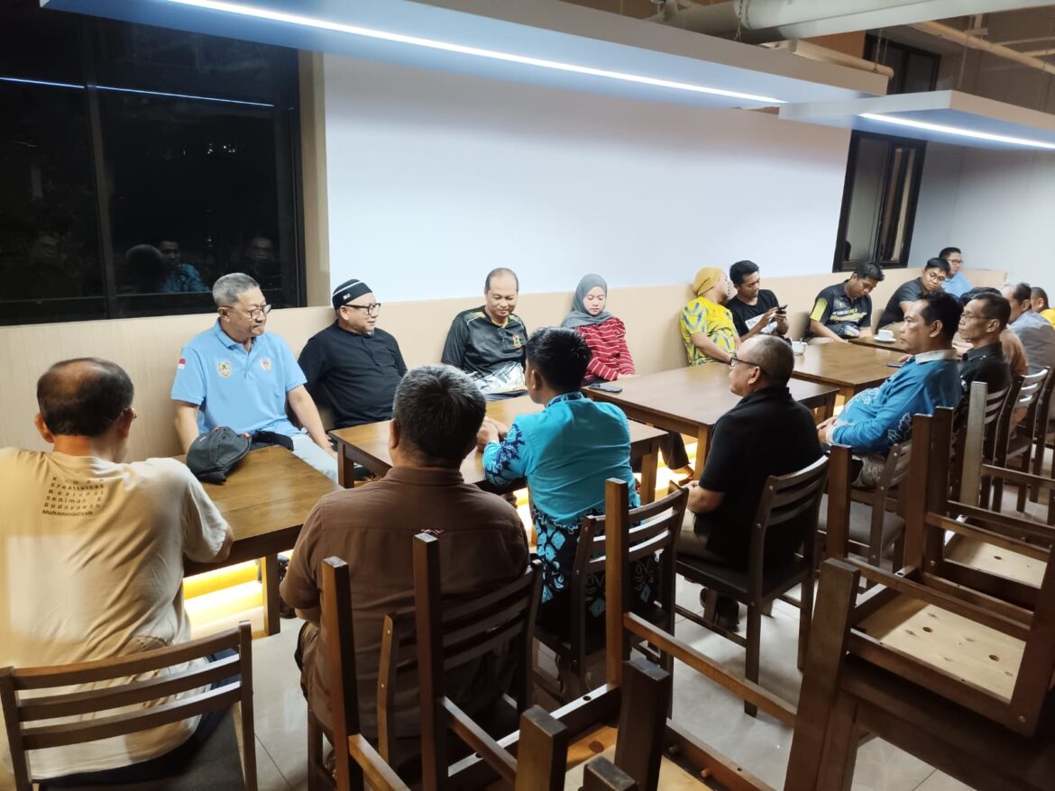 Rombongan KBB Sumut saat mengunjungi posko Kontingen PON XXI 2024 Kalsel, Senin (2/9/2024) malam di Hotel ODua Medan. (foto: Tolah/brt)