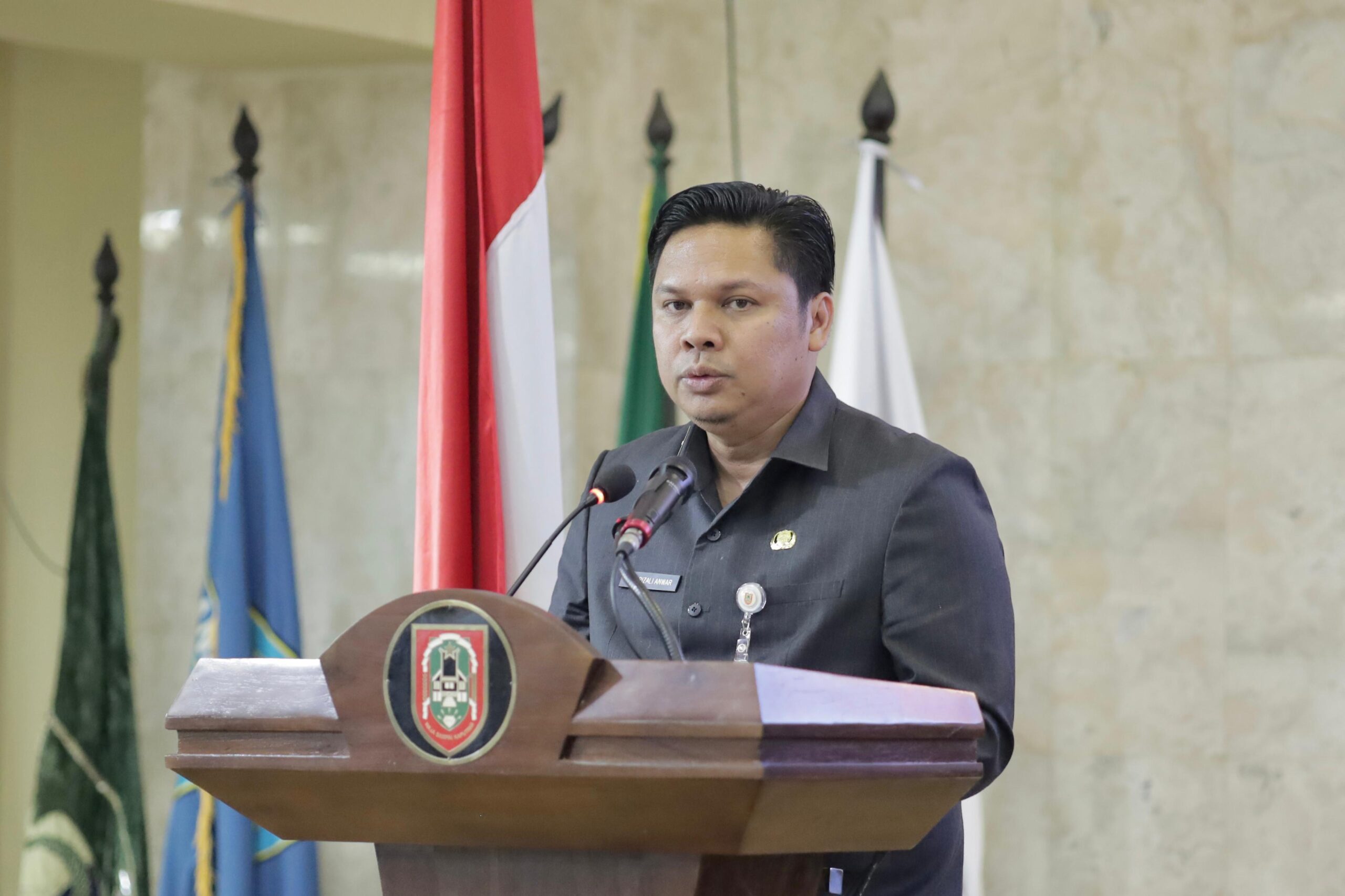 Sekda Provinsi Kalsel Ir Roy Rizali Anwar, ST, MH sampaikan pendapat akhir gubernur terhadap pengambilan keputusan sejumlah raperda.(foto : humasdprdkalsel)