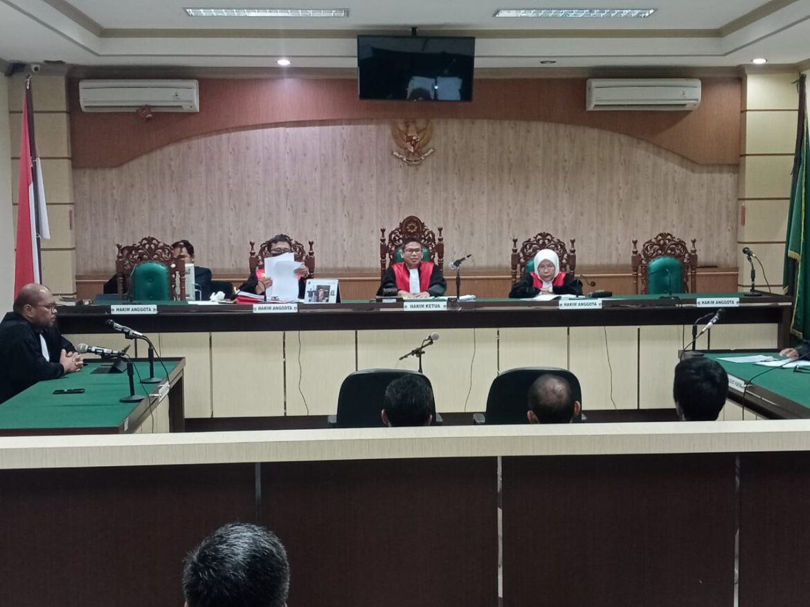 Para terdakwa saat mendengarkan nota putusan majelis hakim yang dibacakan secara bergantian.