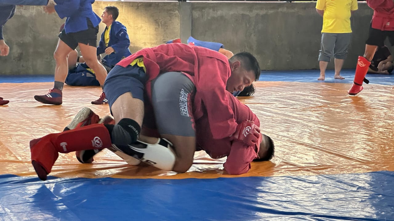 Atlet cabor Sambo Kalsel berlatih teknik kuncian untuk bertading pada PON XXI Aceh-Sumut 2024.(foto : ist)