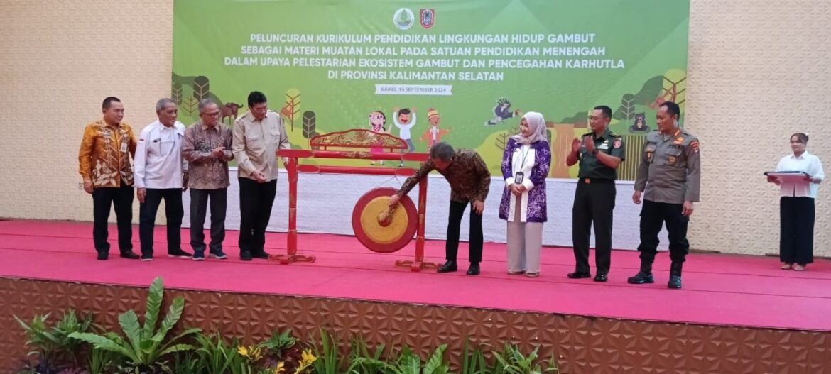 Peluncuran Kurikulum Pendidikan Lingkungan Hidup Gambut sebagai Materi Muatan Lokal pada Satuan Pendidikan Menengah dalam Upaya Pelestarian Ekosistem Gambut dan Pencegahan Karhutla di Kalsel oleh Badan Restorasi Gambut dan Mangrove (BRGM) bekerja sama dengan Dinas Pendidikan Kebudayaan Kalsel, Dinas Lingkungan Hidup Provinsi Kalimantan Selatan (Kalsel), Tim Restorasi Gambut Daerah (TRGD) Kalsel (foto:baritopost)