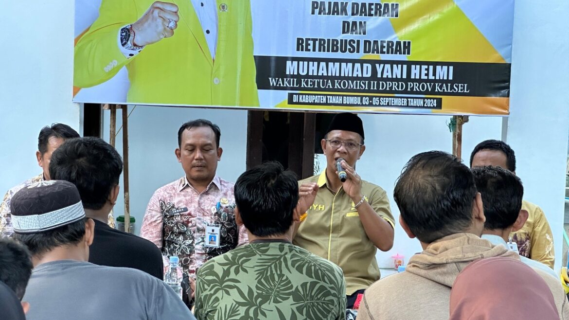 Wakil Ketua Komisi II DPRD Provinsi Kalsel Muhammad Yani Helmi melaksanakan  Sosialisasi Perda Provinsi Kalsel Nomor 1 Tahun 2024 tentang Pajak Daerah dan Retribusi Daerah di Kelurahan Batulicin Kabupaten Tanbu.(foto : ist)