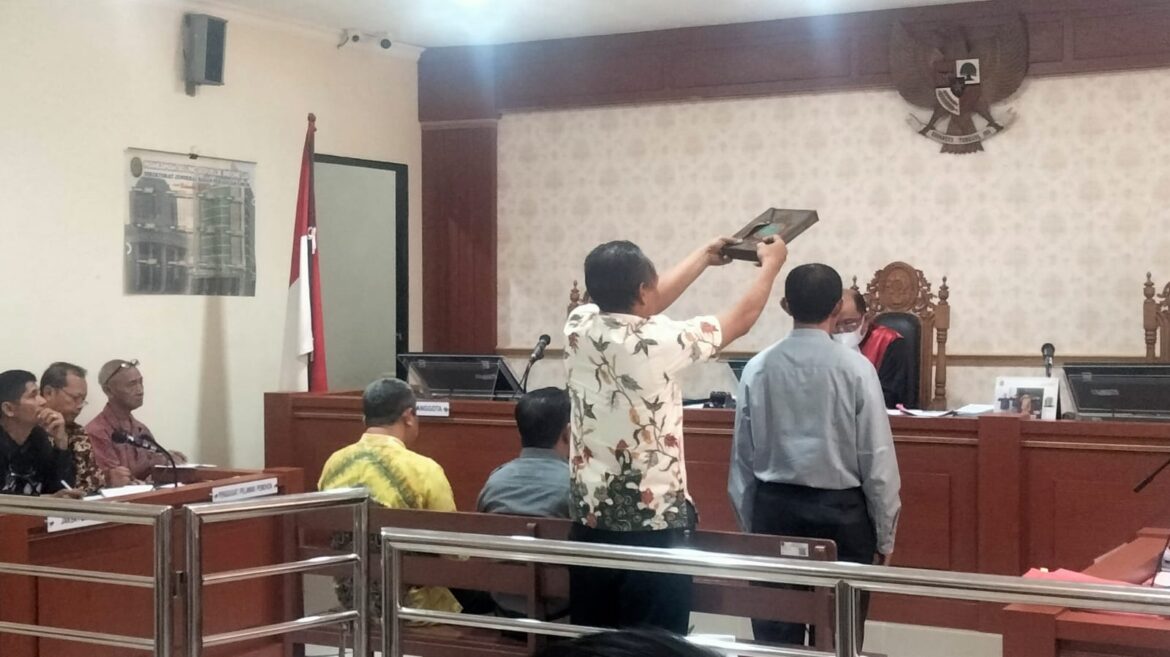 Dr Alfira SH Mhum saksi ahli yang dihadirkan pemohon saat diambil sumpahnya.