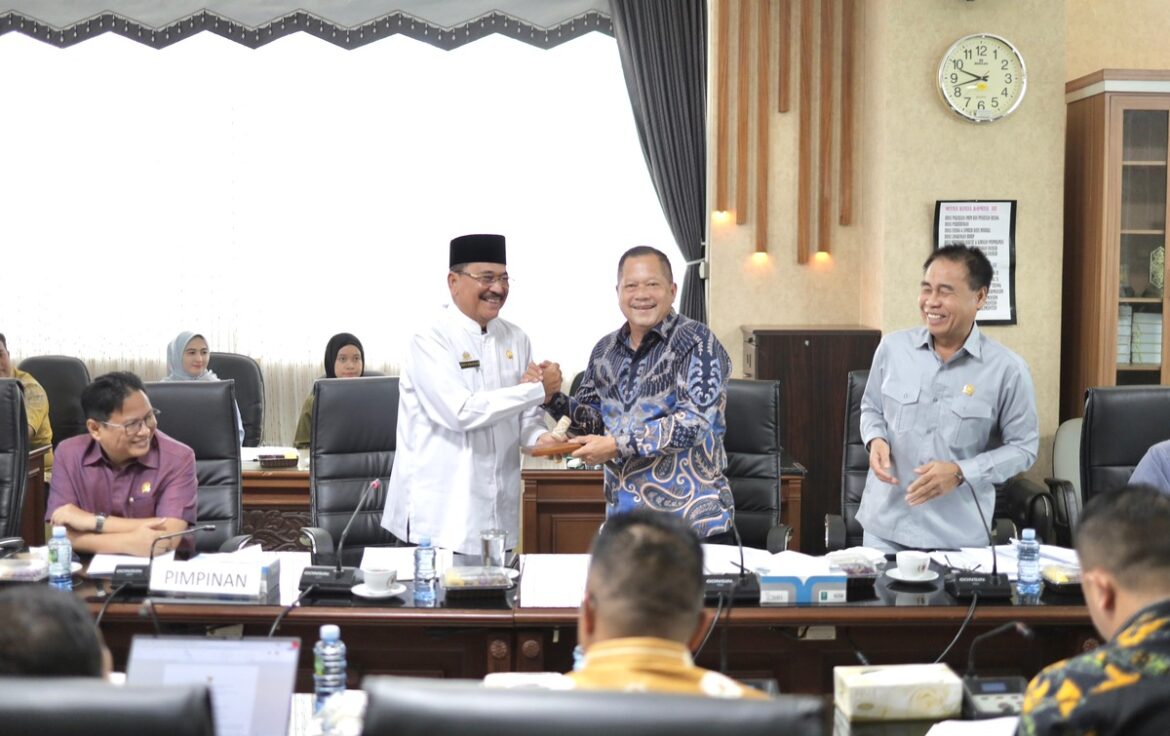 Ketua DPRD Provinsi Kalsel Sementara, Dr (HC) H Supian HK, SH, MH menyerahkan palu kepada pimpinan rapat H Gusti Iskandar Sukma Alamsyah yang terpilih sebagai Ketua Pansus Rancangan Peraturan DPRD tentang Tata Tertib (Tatib) DPRD Provinsi Kalsel.(foto : humasdprdkalsel)