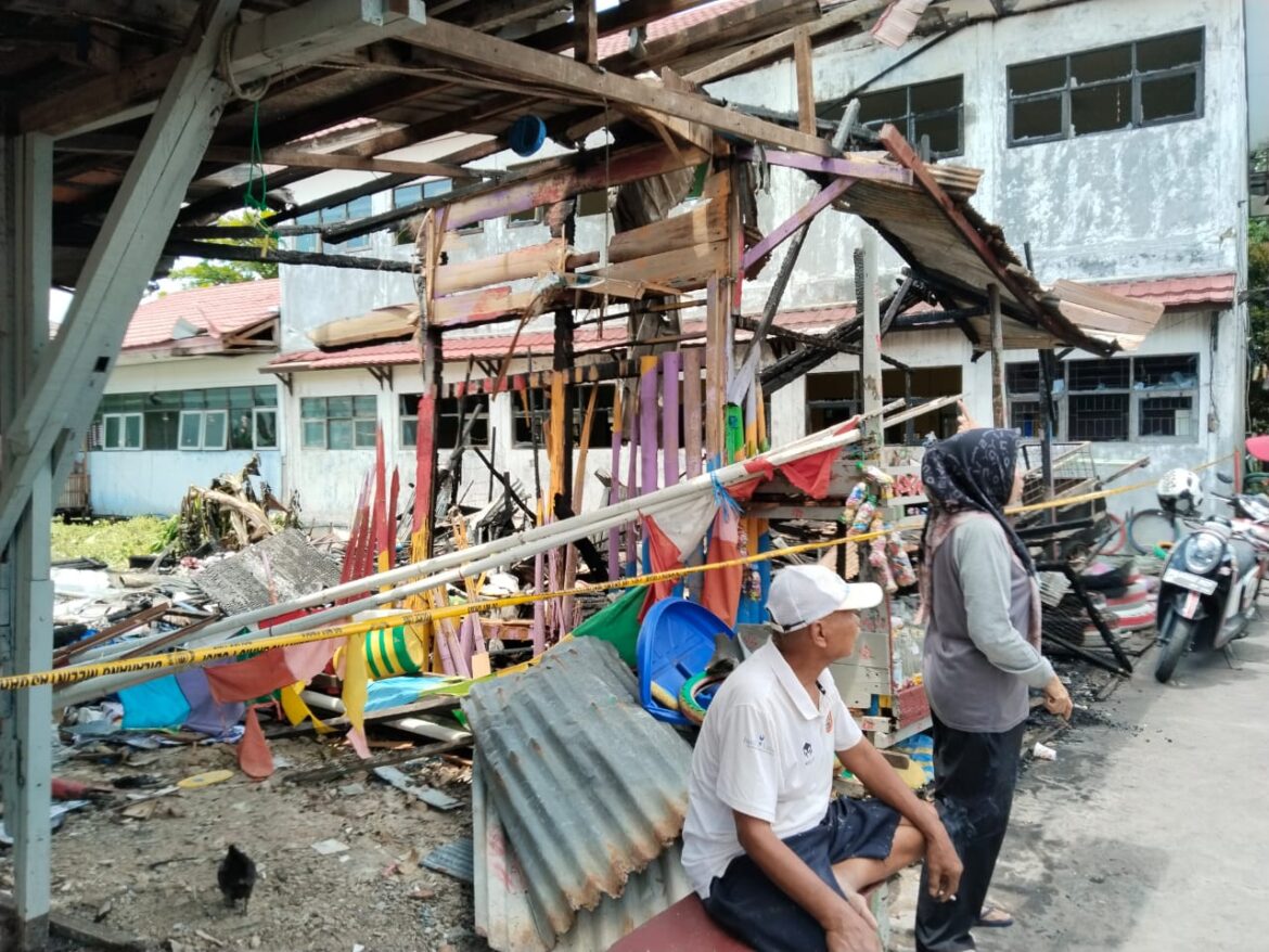 BANK SAMPAH - Bangunan Bank Sampah di Jalan Setia Kawan, RT 17 RW.01 Kelurahan Kebun Bunga, Kecamatan Banjarmasin Timur, diludea terbakar, Minggu (1/9/2024) pagi. (foto:sum/brt)