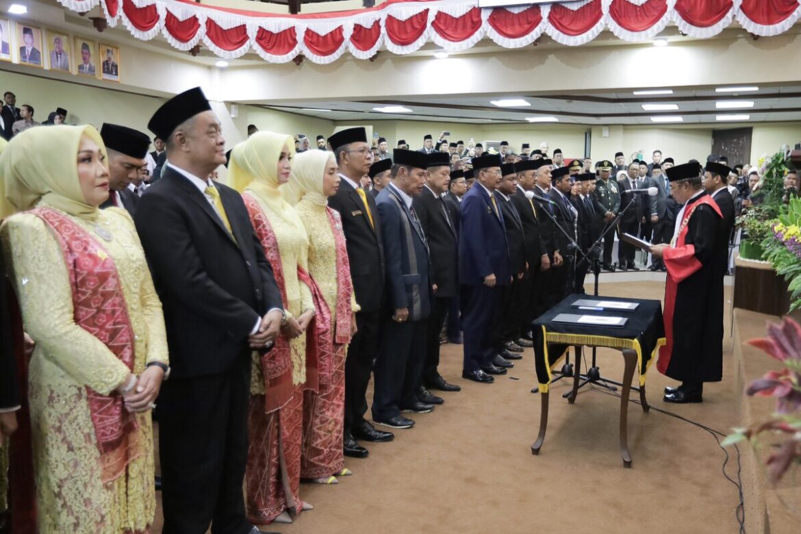 Sebanyak 55 anggota DPRD Provinsi Kalsel masa jabatan 2024-2029 resmi dilantik setelah mengikuti prosesi pengucapan sumpah atau janji.(foto : humasdprdkalsel)