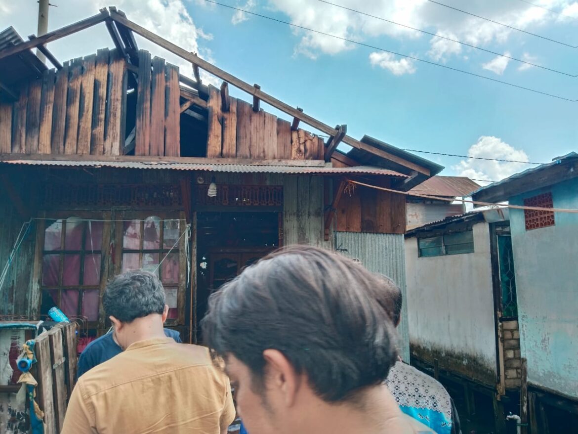RUMAH TERBAKAR - Inilah rumah Saniah yang terbakar saat dalam kondisi kosong ditinggal pergi bekerja oleh ibu dan anaknya, beruntung pihak damkar cepat bergerak hingga tidak meluas ke bangunan lain, Jumat (13/9/2024) siang. (foto:sum/brt)
