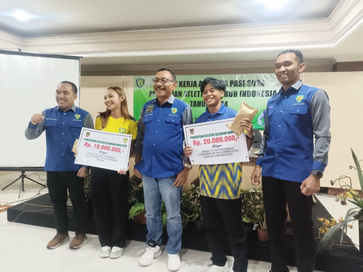 Penyerahan bonus kepada atlet peraih medali emas PON XXI 2024 Aceh-Sumut saat Rakerprov PASI Kalsel, Kamis (26/9) malam di Hotel EFA Banjarmasin. (foto: Tolah/brt)