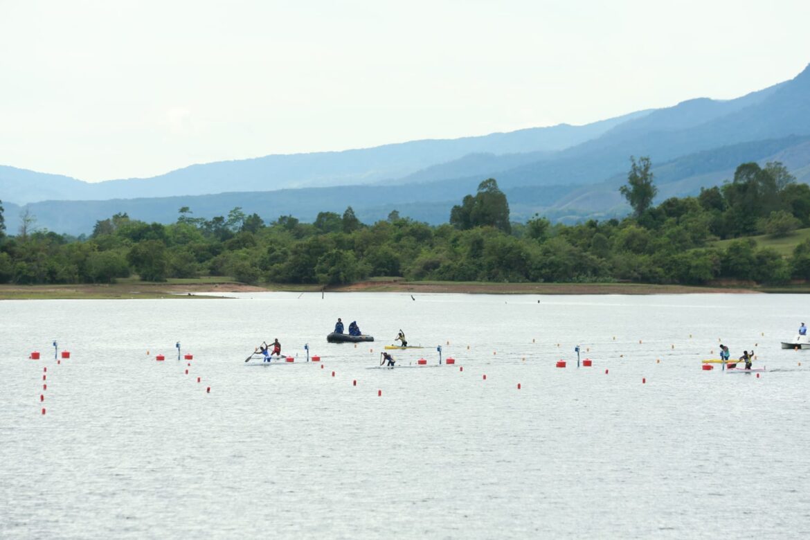 Peserta final dayung nomor canoe 1 jarak 1000 meter putra, Rabu (4/9/2024) pagi di Bendungan Keuliling, Aceh Besar. (foto: ist/brt)
