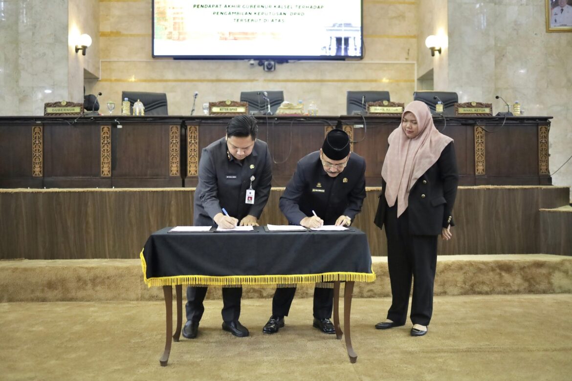 Sekda Provinsi Kalsel Ir Roy Rizali Anwar, ST, MH bersama Ketua DPRD Provinsi Kalsel Dr (HC) H Supian HK, SH, MH tandatangani persetujuan terhadap sejumlah raperda dalam rapat paripurna.(foto : humasdprdkalsel)