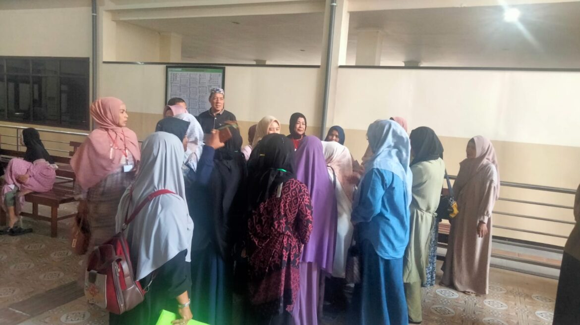 Para jamaah dari beberapa kabupaten di Kalsel hingga Kalteng saat menghadiri sidang di PN Banjarmasin. dok